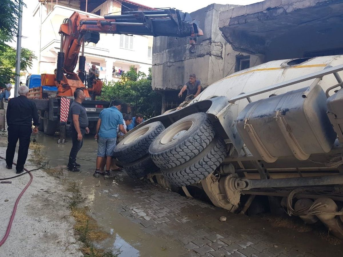 Hatay\'da beton mikseri geçişinde parke zemin çöktü
