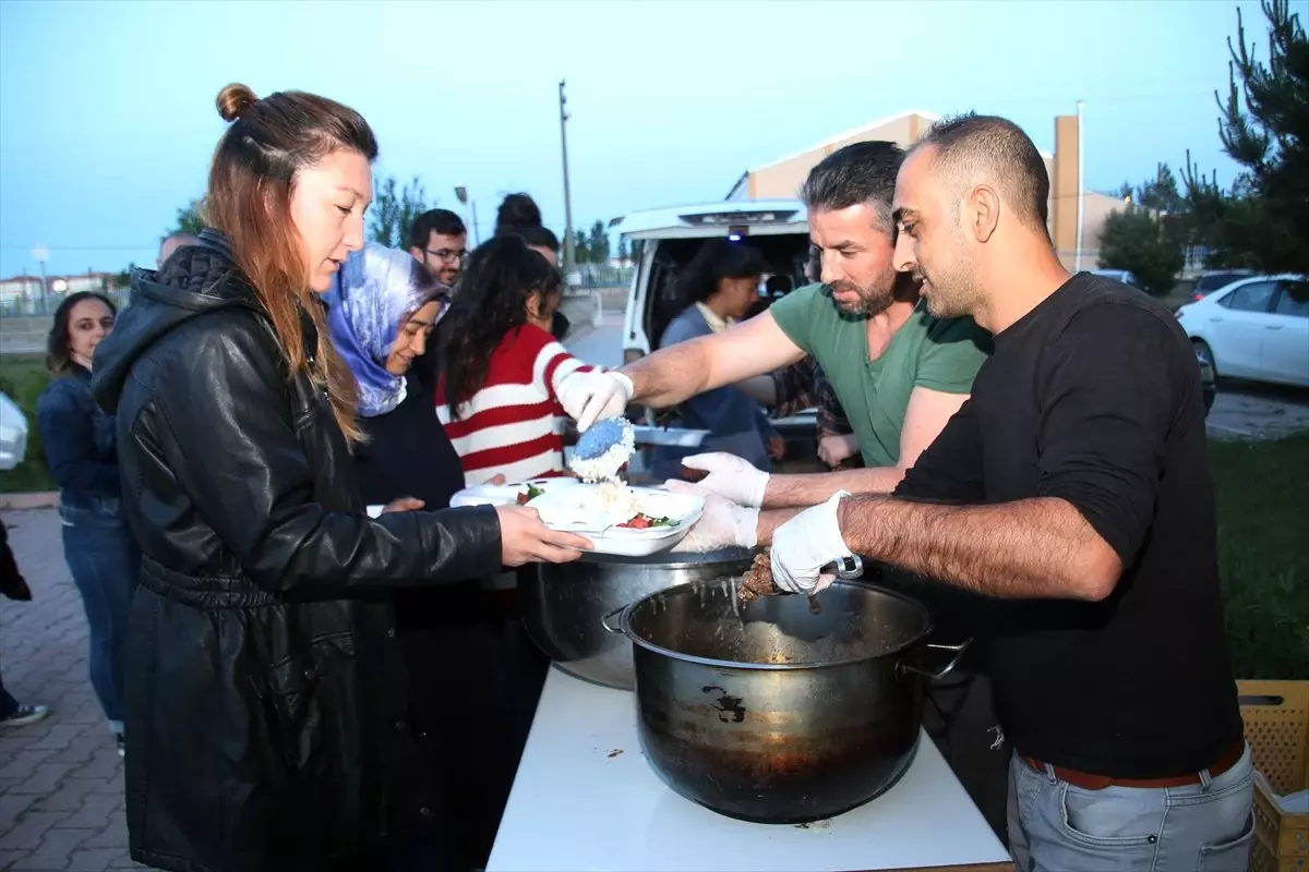 Hayırsever vatandaştan öğrencilere iftar