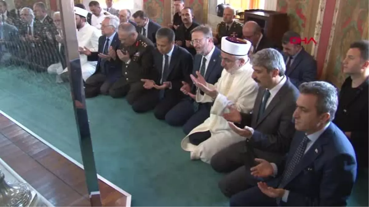 İSTANBUL- FATİH SULTAN MEHMET TÜRBESİ\'NDE İSTANBUL\'UN FETHİ 566. YIL DÖNÜMÜ KUTLAMASI