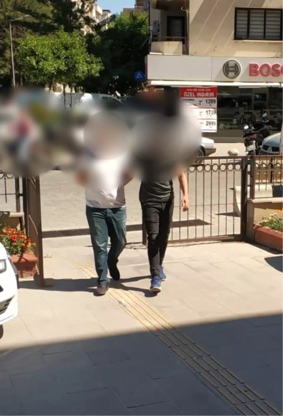 İzmir\'de cinayetten aranan zanlı Kuşadası\'nda yakalandı