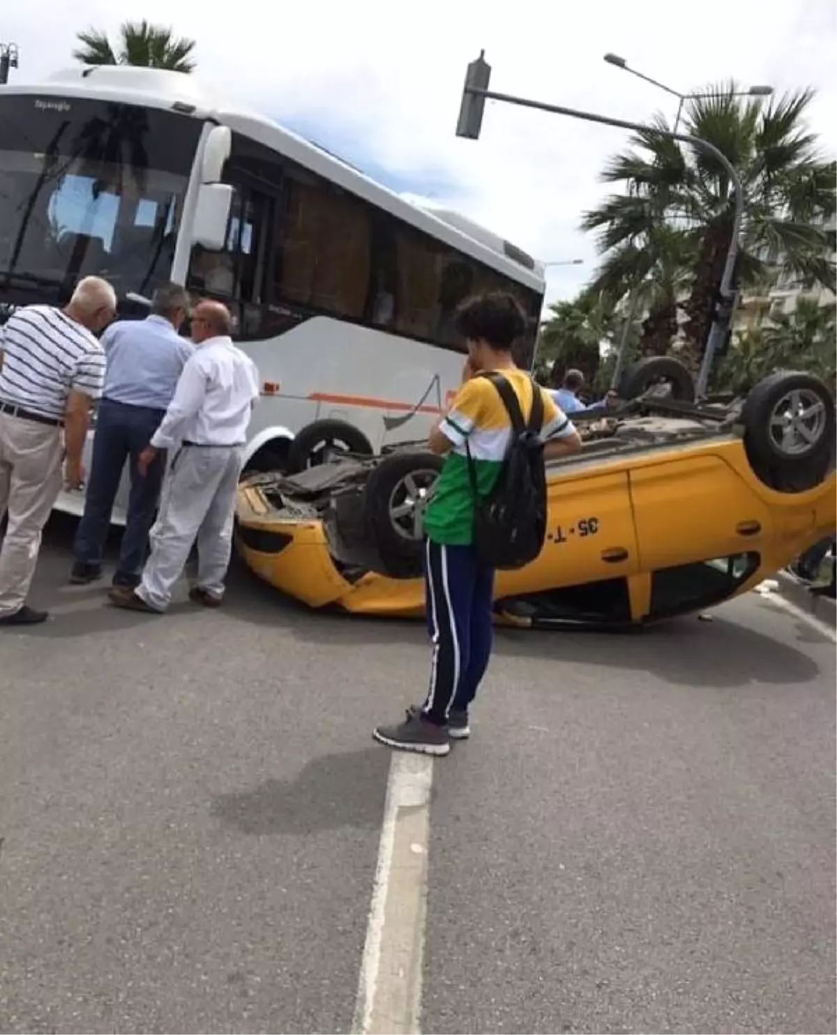 İzmir\'de takla atan taksi ters döndü, sürücü yaralandı