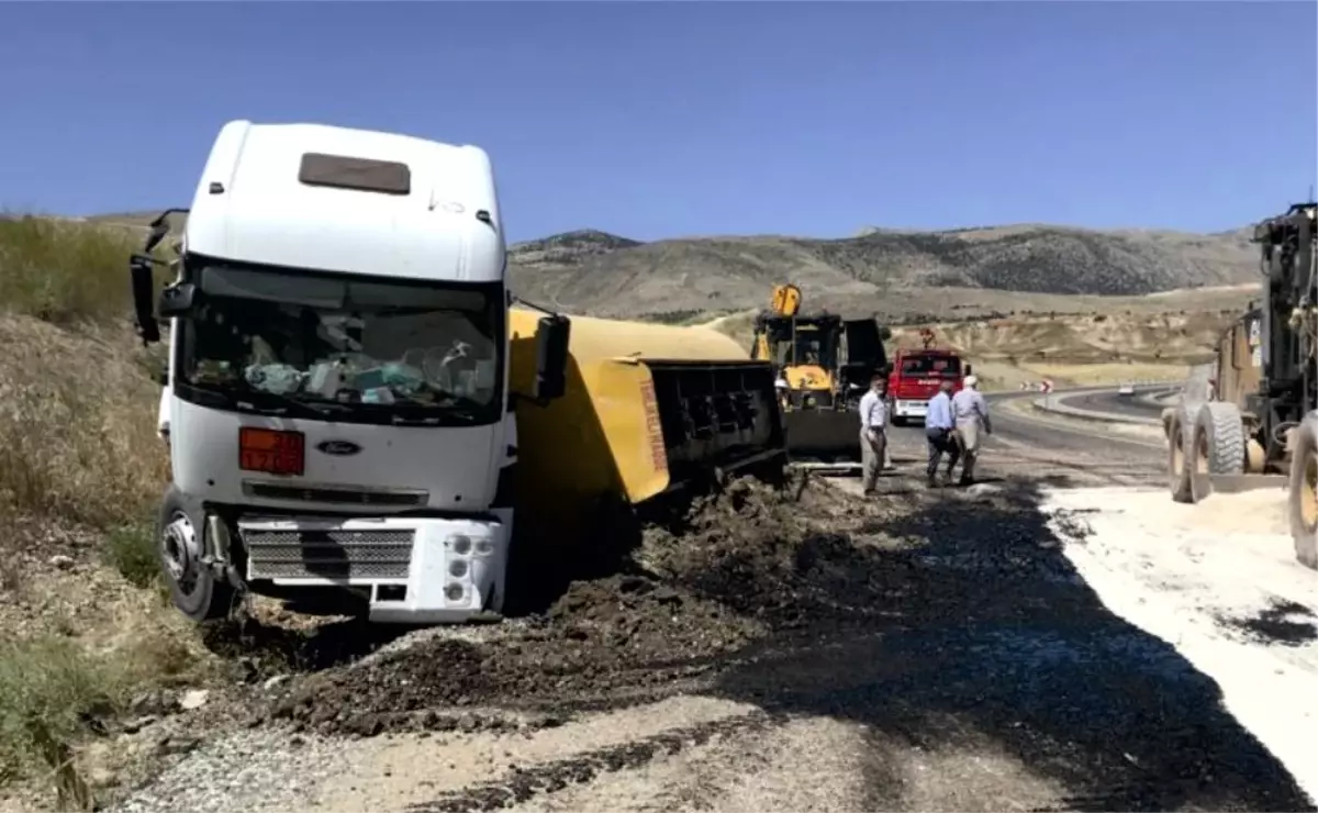 Kahta\'da petrol tankeri devrildi: 1 yaralı