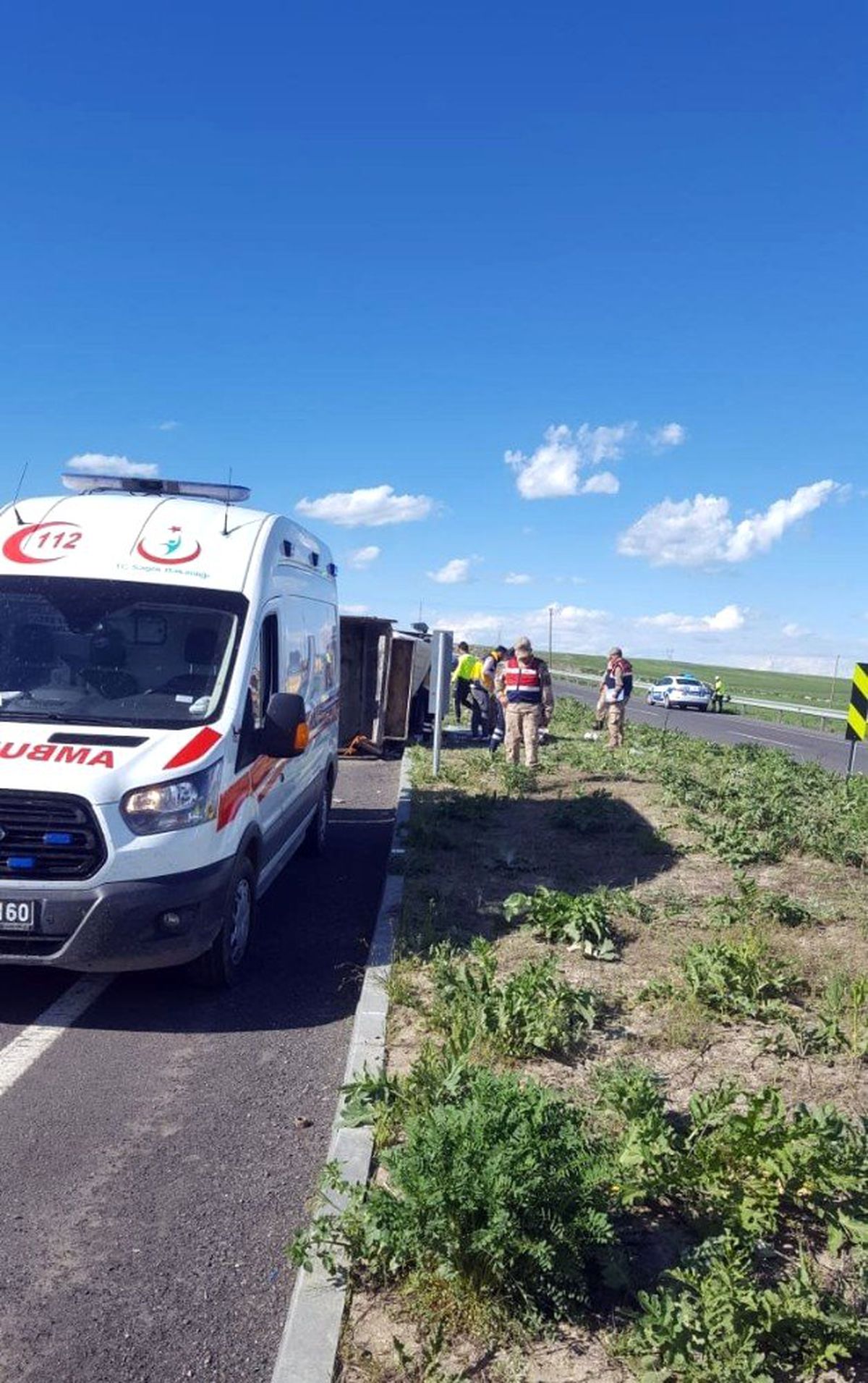 Kamyonet şarampole devrildi: 1 ölü