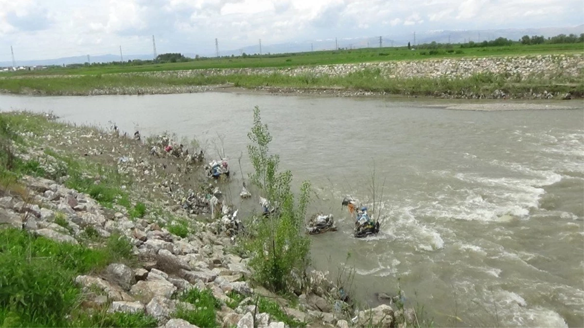 Karasu Nehri\'ne atılan çöpler doğayı ve hayvanları tehdit ediyor