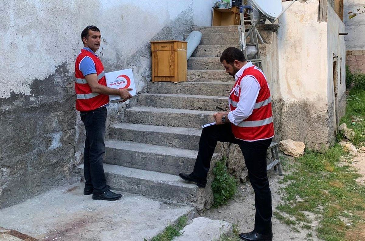 Kızılaydan ihtiyaç sahibi ailelere yardım
