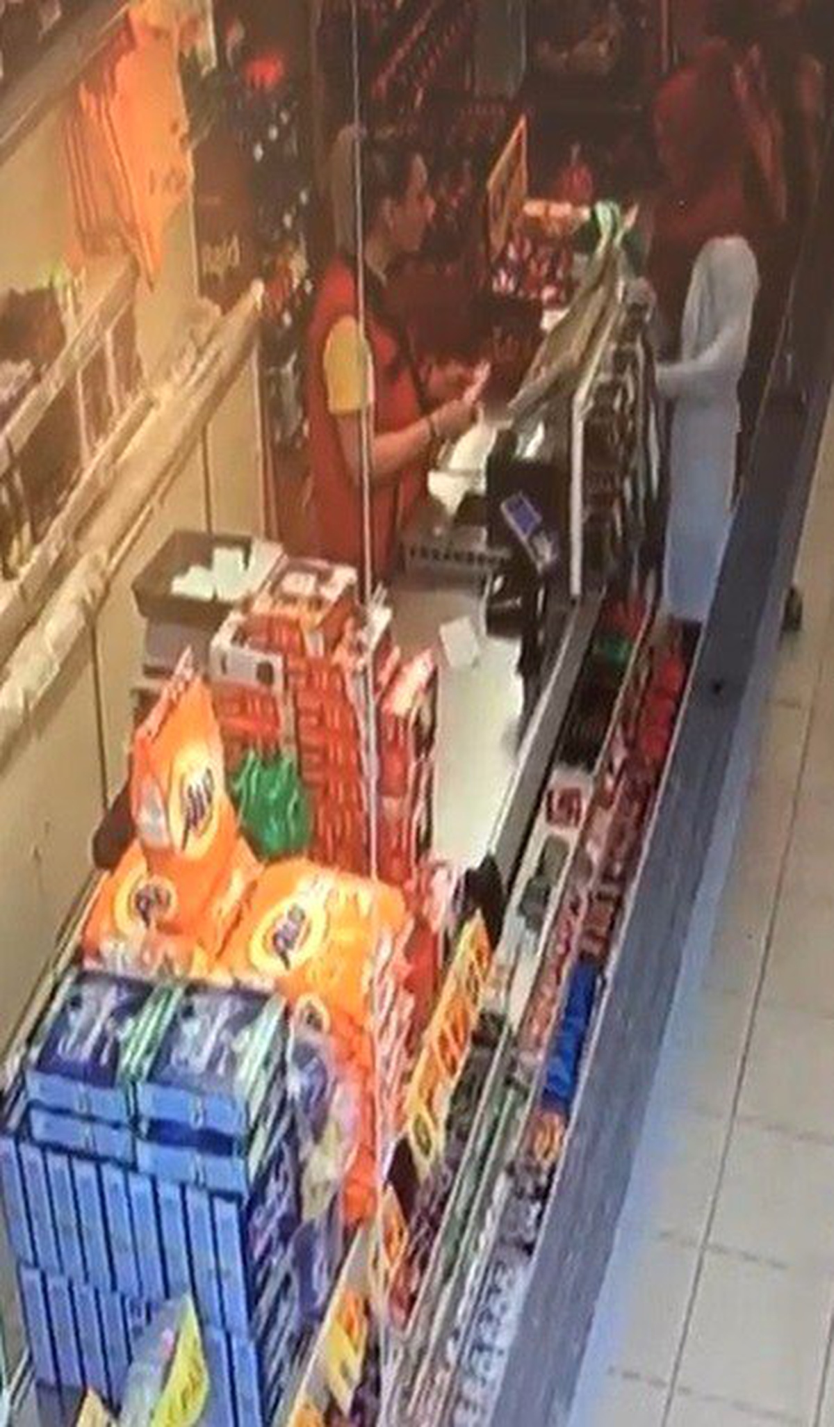 Konya\'da marketten tırnakçılık yöntemiyle hırsızlık yapan kadın kamerada