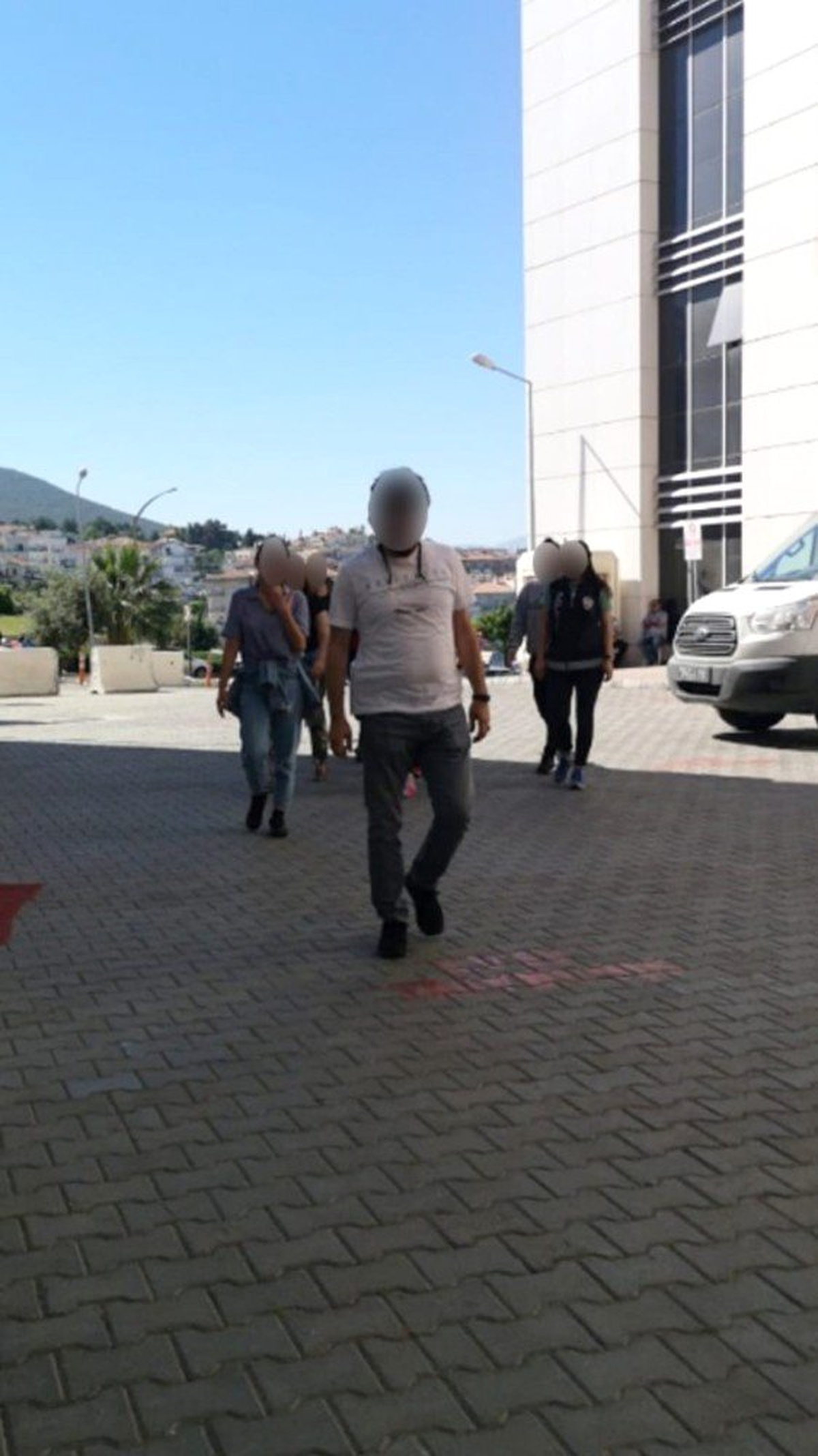 Kuşadası\'nda fuhuş operasyonu, 14 kişi gözaltına alındı