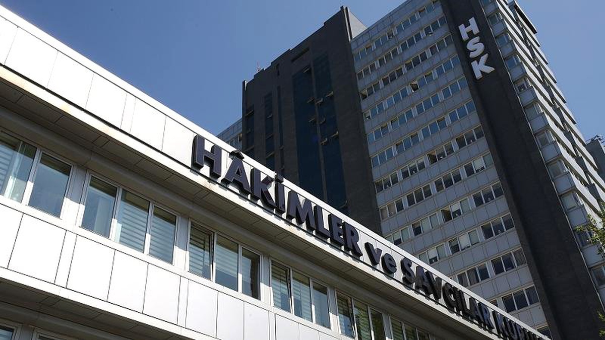 Mahkemede etek boyu tartışmasına giren hakim görevden uzaklaştırıldı