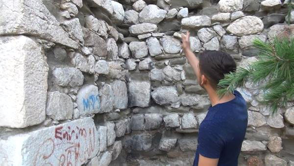 Merak edip, tırmandığı kale surlarında mahsur kaldı