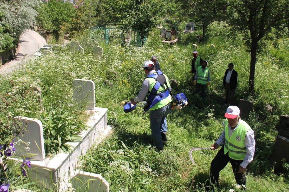 Mezarlıklarda bayram temizliği