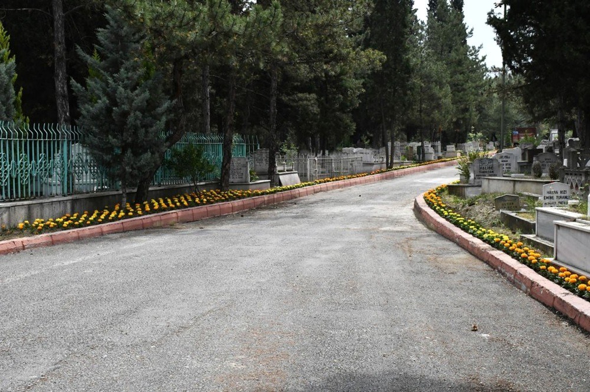 Mezarlıklarda bayram ziyaretleri hazırlıkları