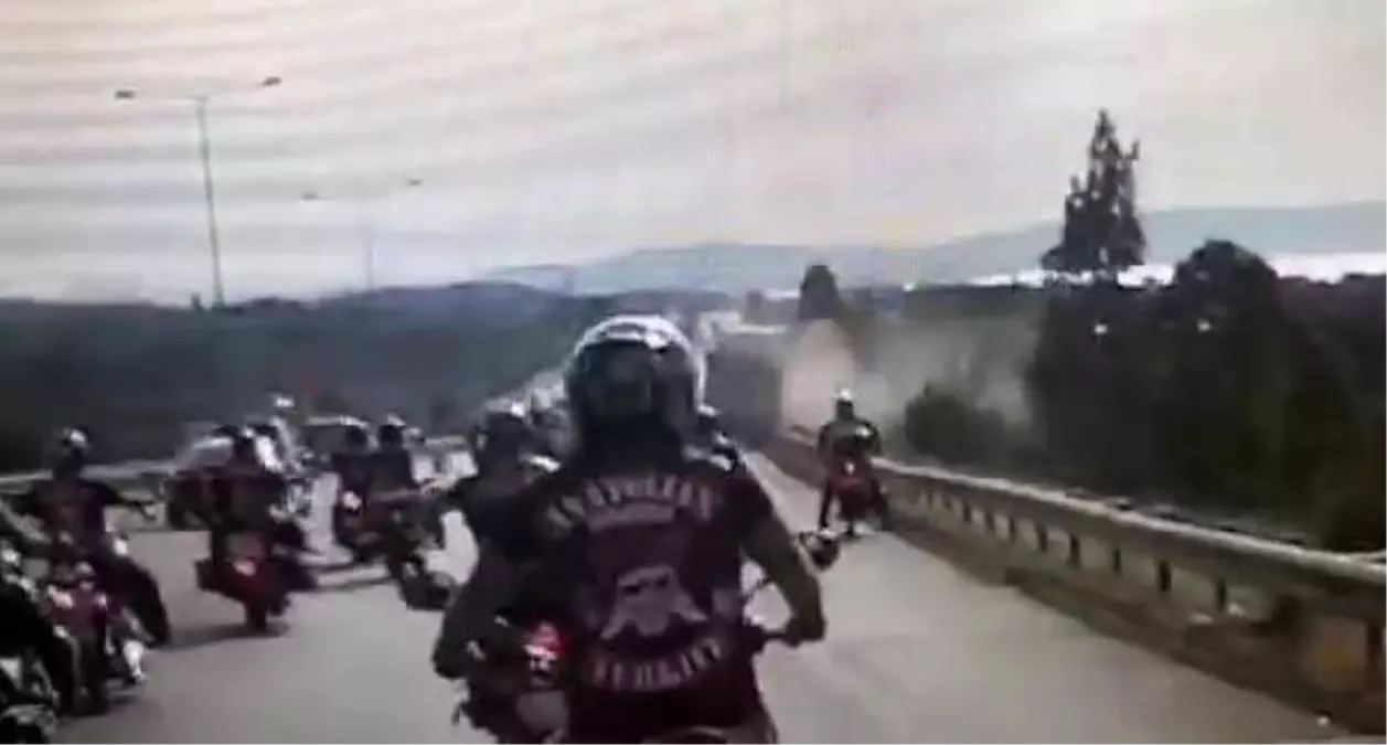 Motosiklet tutkunları cenaze yolunda büyük tehlike atlattı