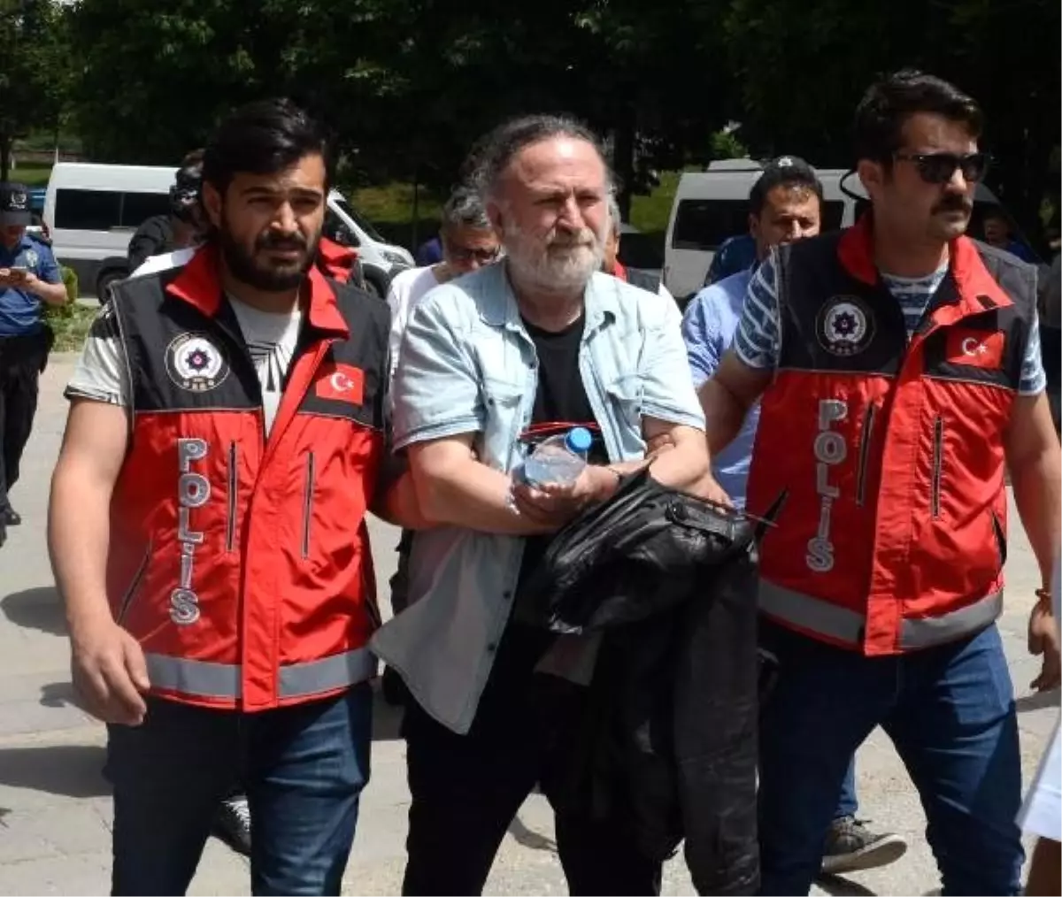 Zümrüt Apartmanı kitabı yayıncısı basın mensuplarına tepki gösterdi: Siz asıl tacizcilerin peşinden koşun