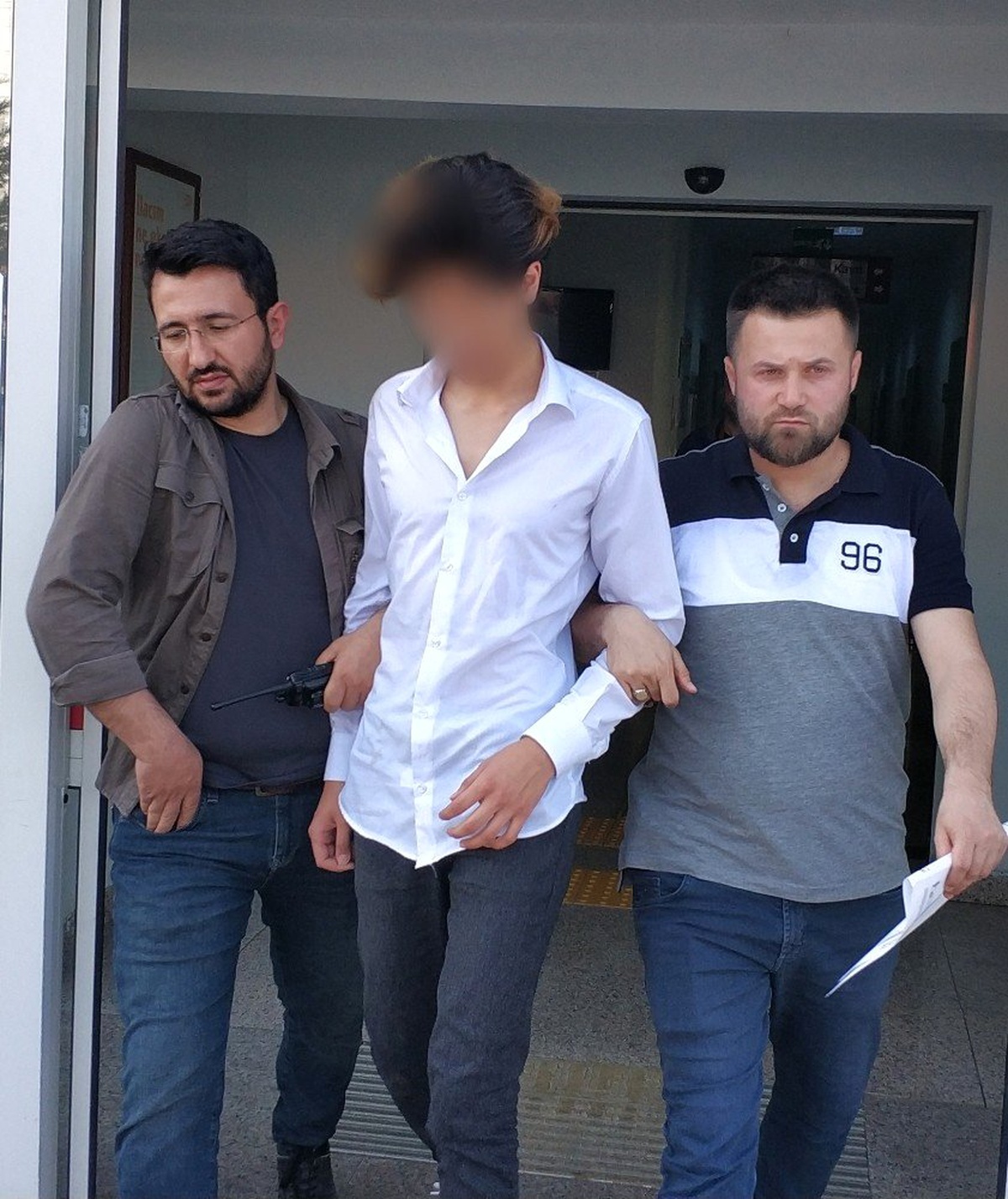 Okul çıkışı bıçakla yaralamaya adli kontrol