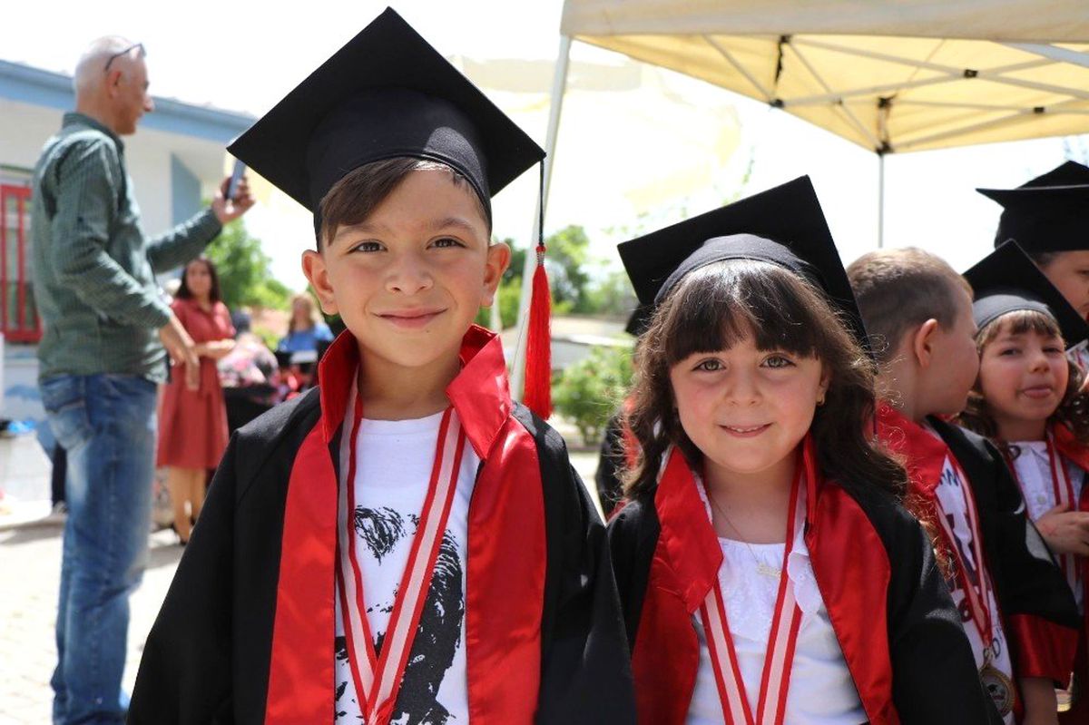 Önce şehitleri andılar, sonra keplerini attılar