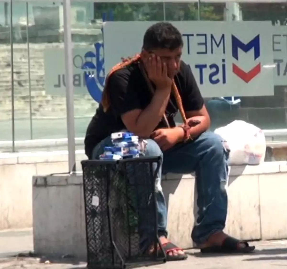 (Özel) Taksim\'de sakat rolü yaparak dilenen İranlı şahıs tepki topladı