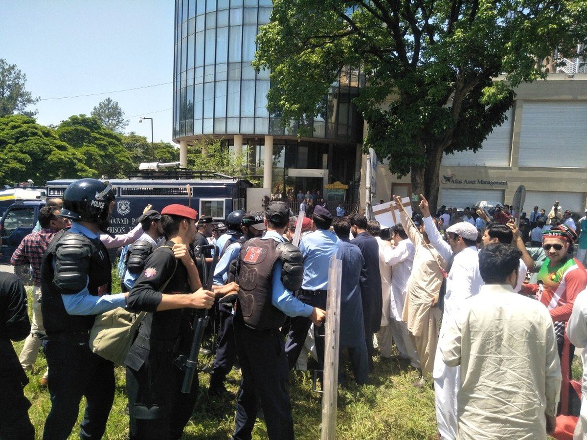 Pakistan\'da polis ve Halk Partisi çalışanları arasında arbede