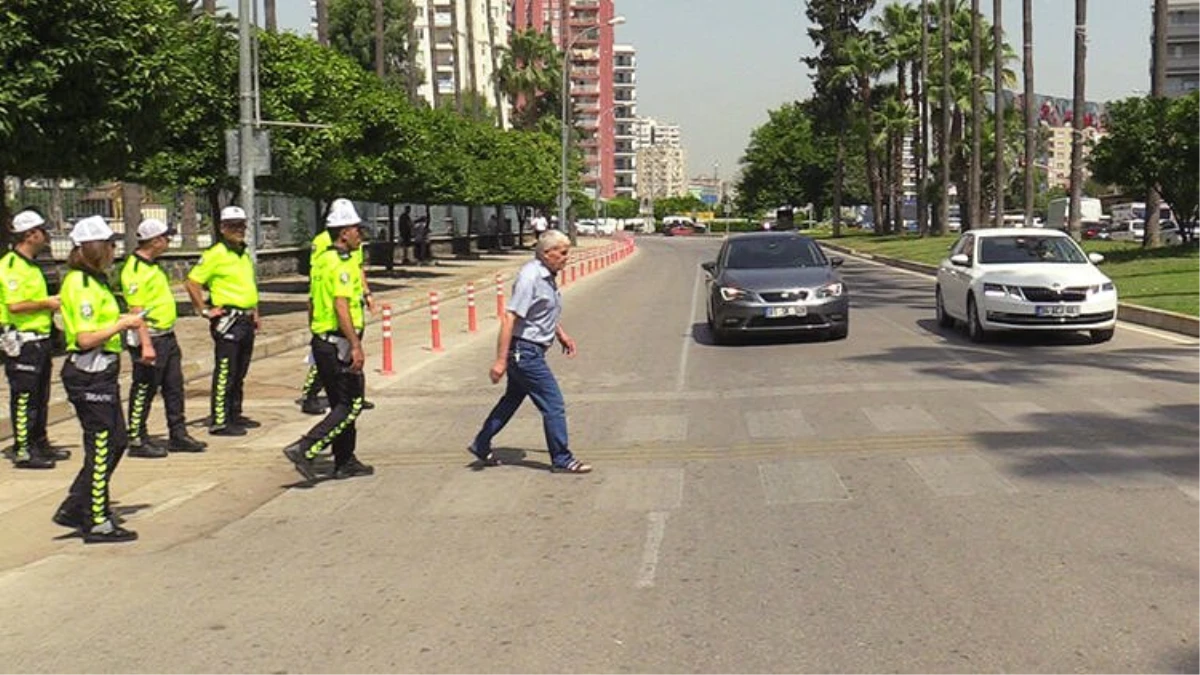 Polis ekiplerinden yayaya öncelik vermeyen sürücüye "empati" cezası