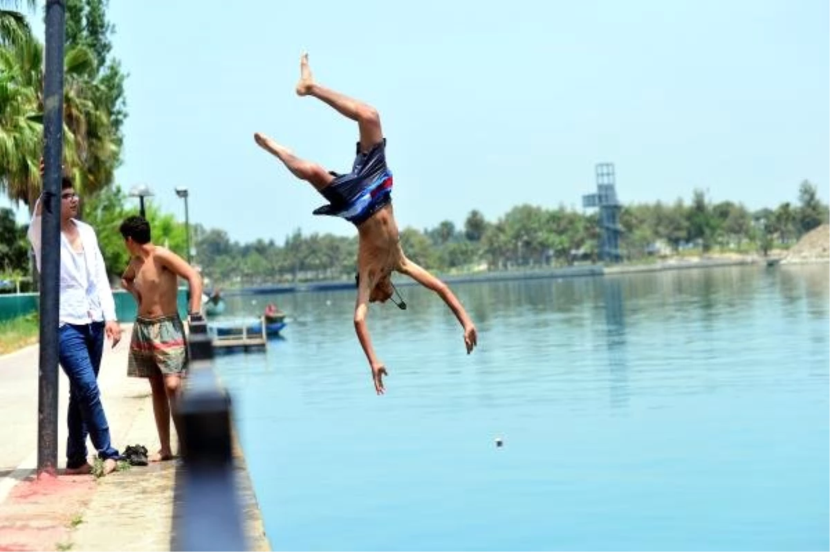 Sıcaklığın 47 dereceye ulaştığı Adana\'da gençler serinlemek için Seyhan Nehri\'ne atladı