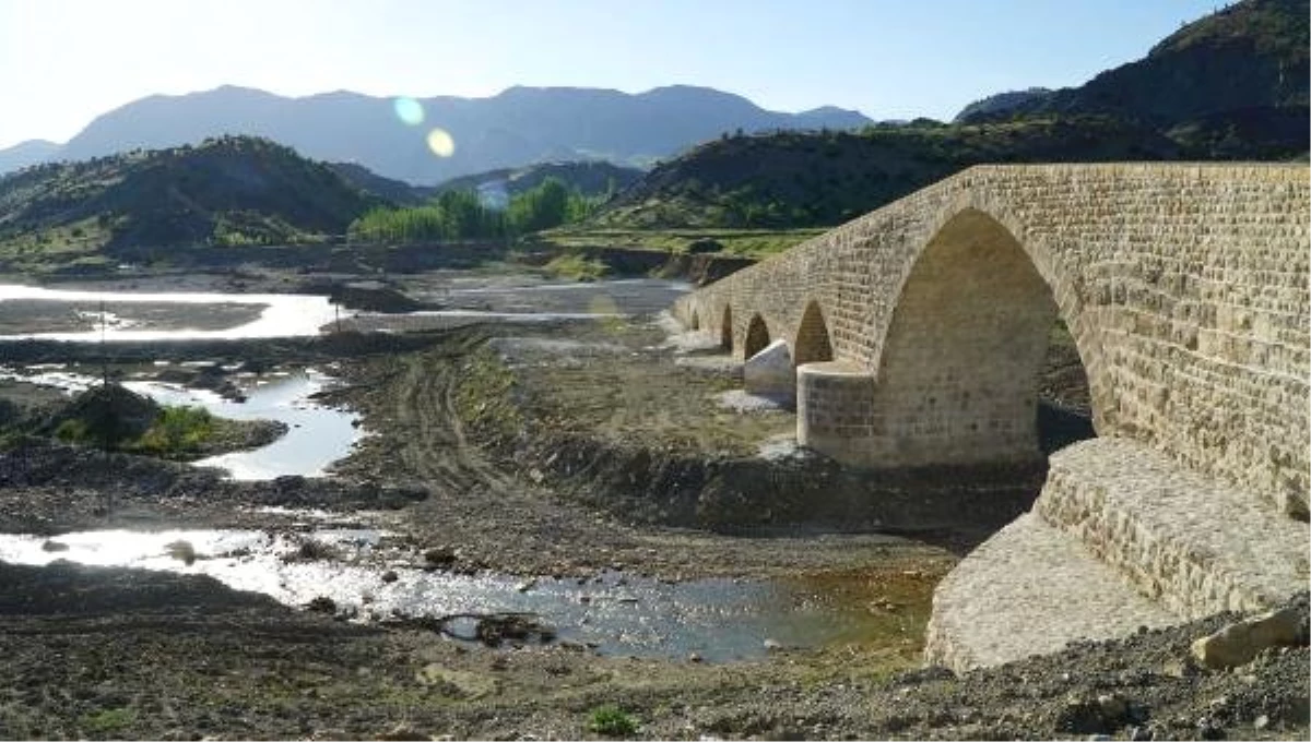 Sular altında kalacak olan tarihi köprüdeki restorasyon bitti