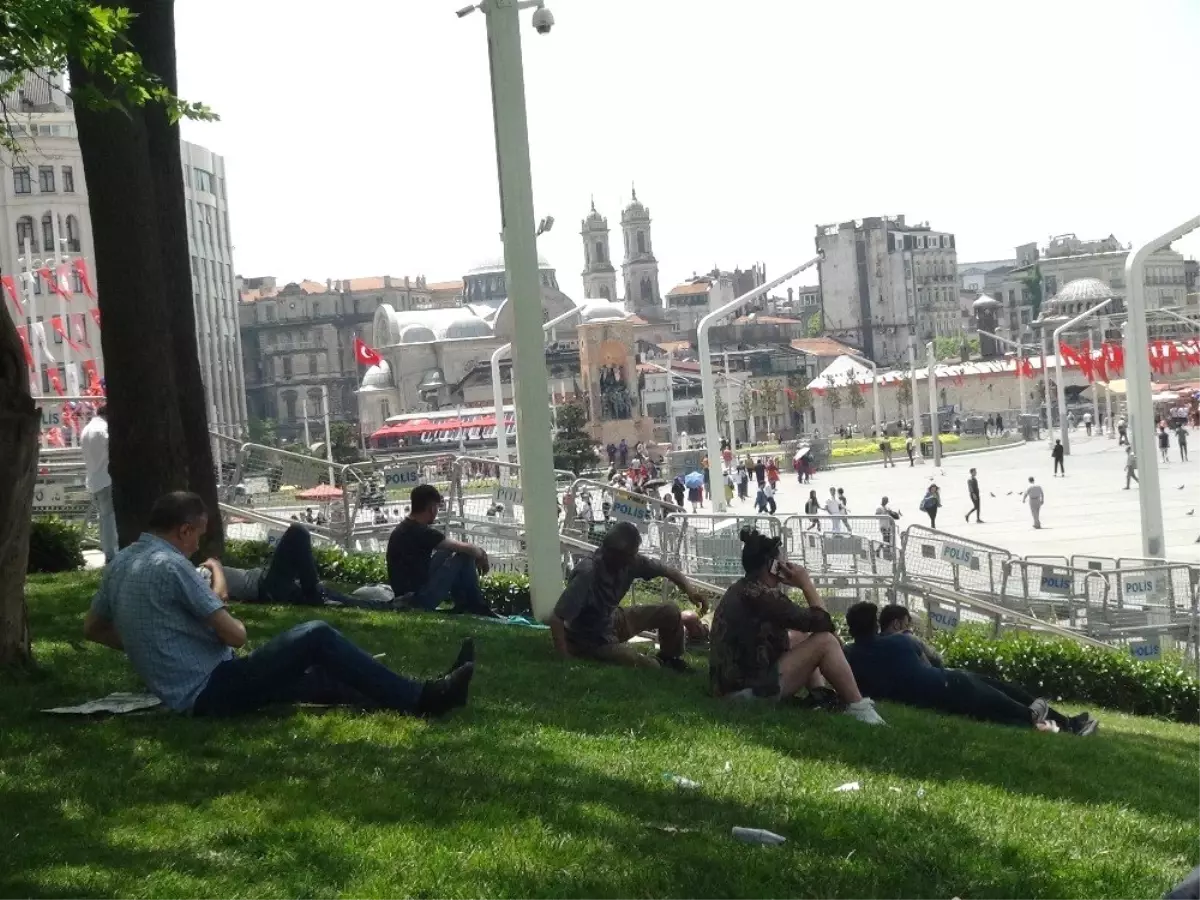 Görüntüler Taksim\'den! 30 dereceye yaklaşan sıcaklık vatandaşlara zor anlar yaşattı