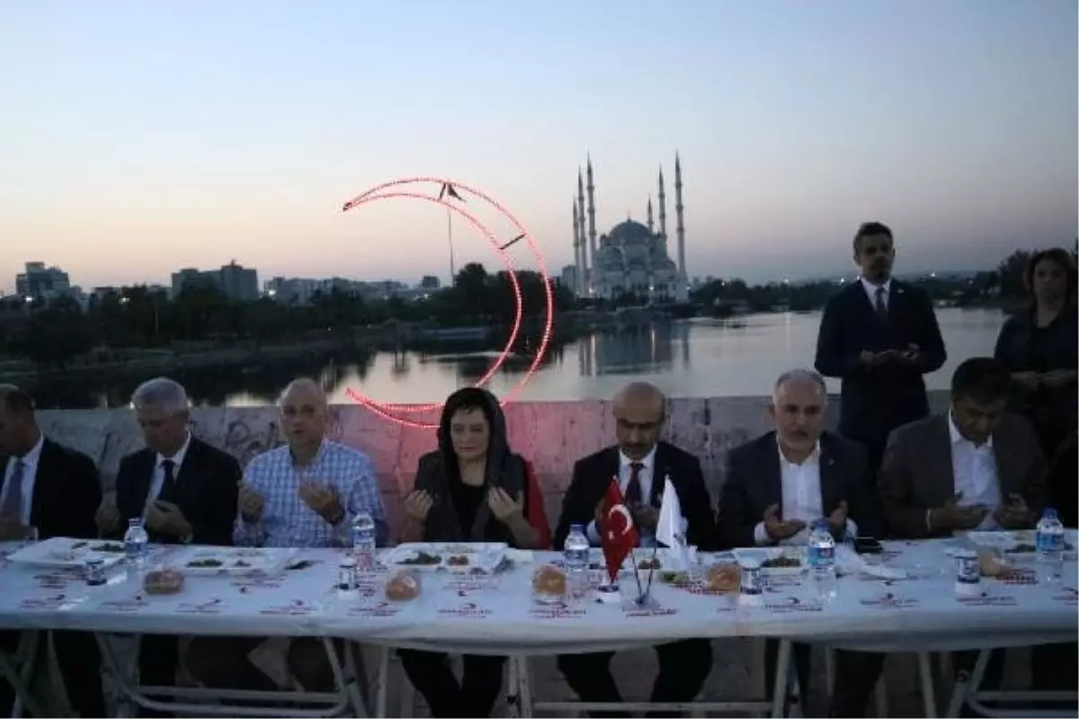 Tarihi Taşköprü\'de iftar