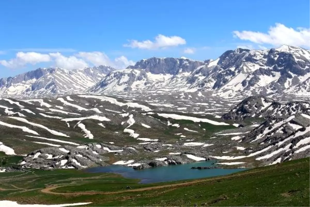 Toroslarda doyumsuz kar manzarası