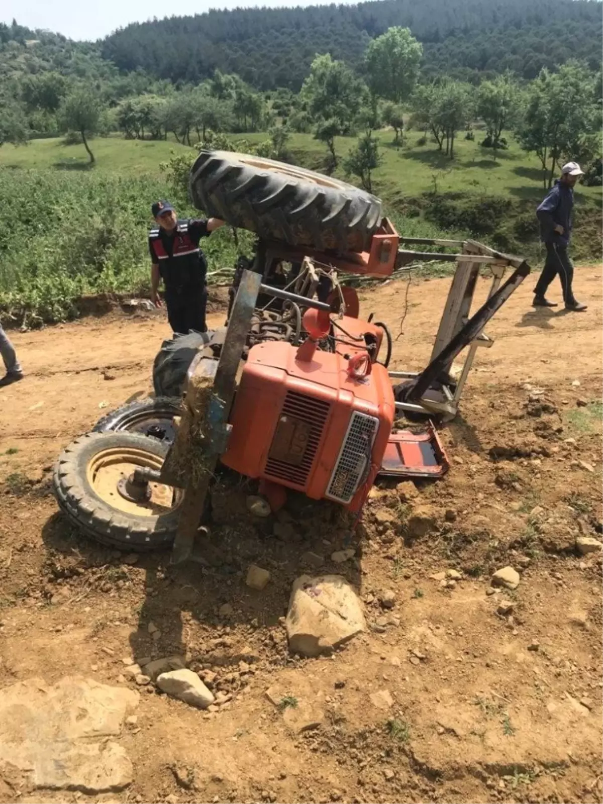 Traktör devrildi, sürücü kazayı yara almadan atlattı