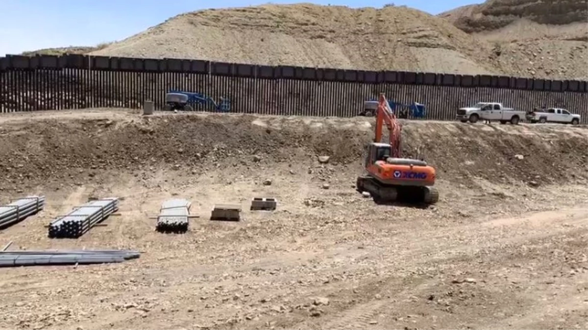 Trump destekçileri Meksika sınırına duvar inşa ediyor