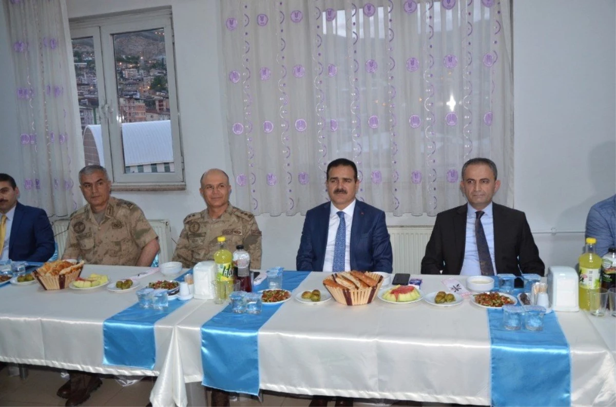 Vali Akbıyık sağlık çalışanları ile iftar yaptı