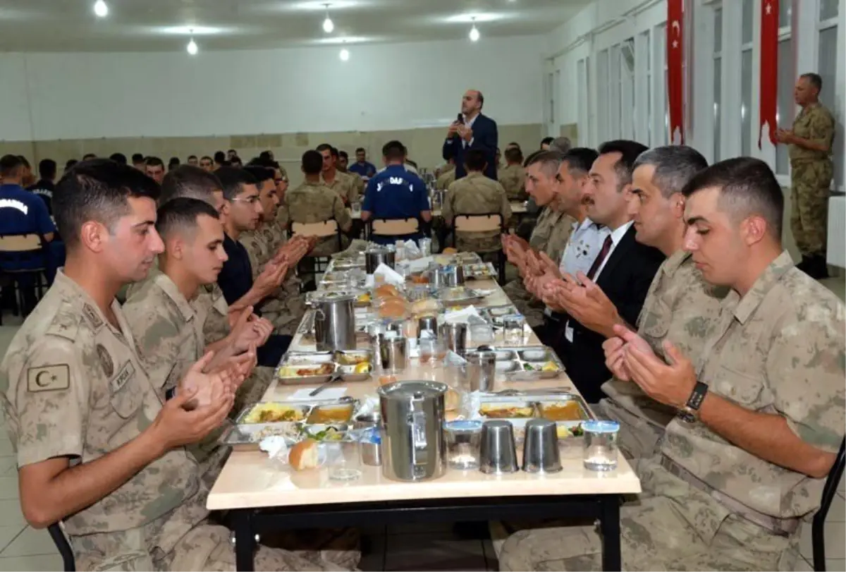 Vali Şentürk Mehmetçikle iftar yaptı