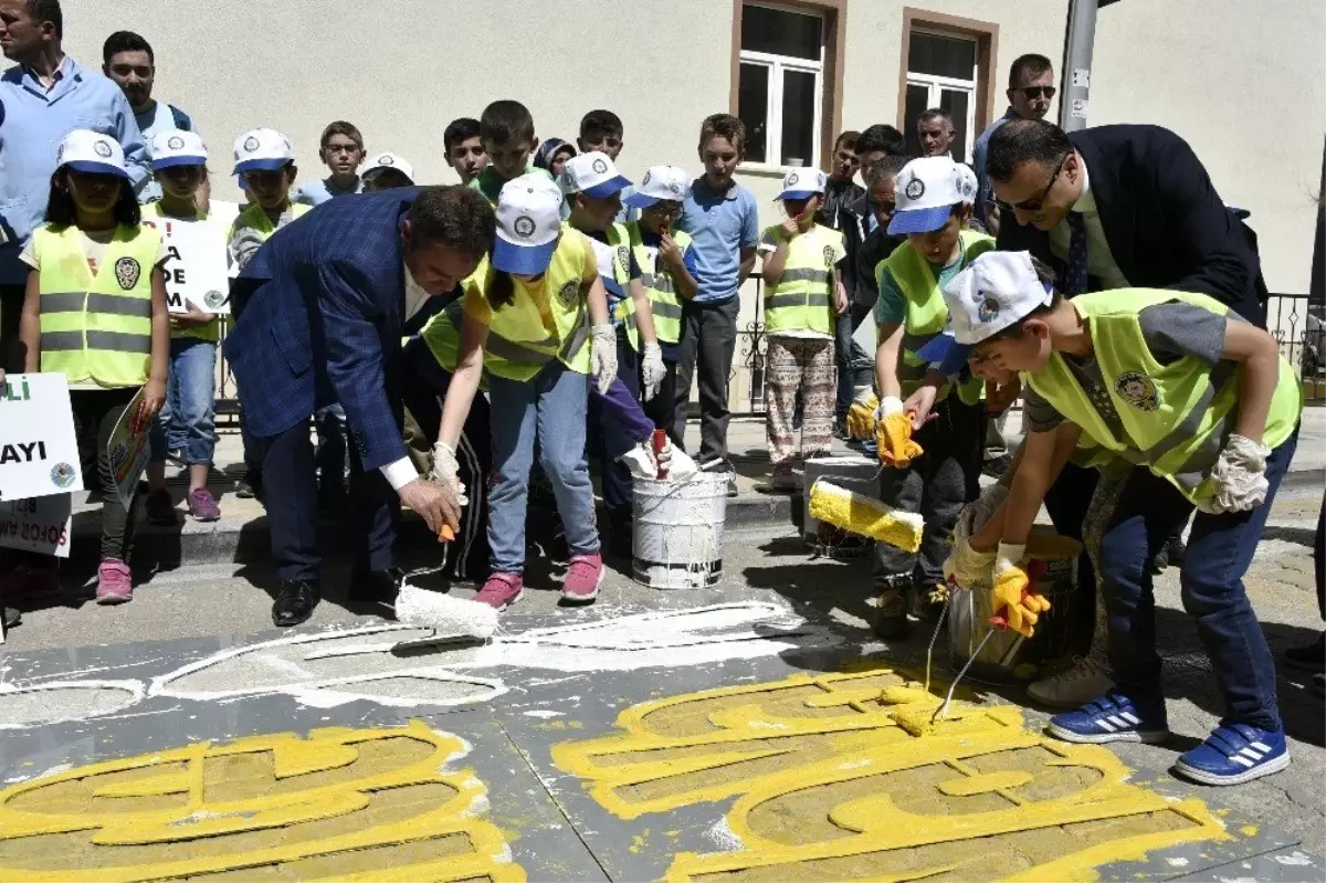 Vali ve Belediye Başkanı öğrencilerle yaya geçidi boyadı