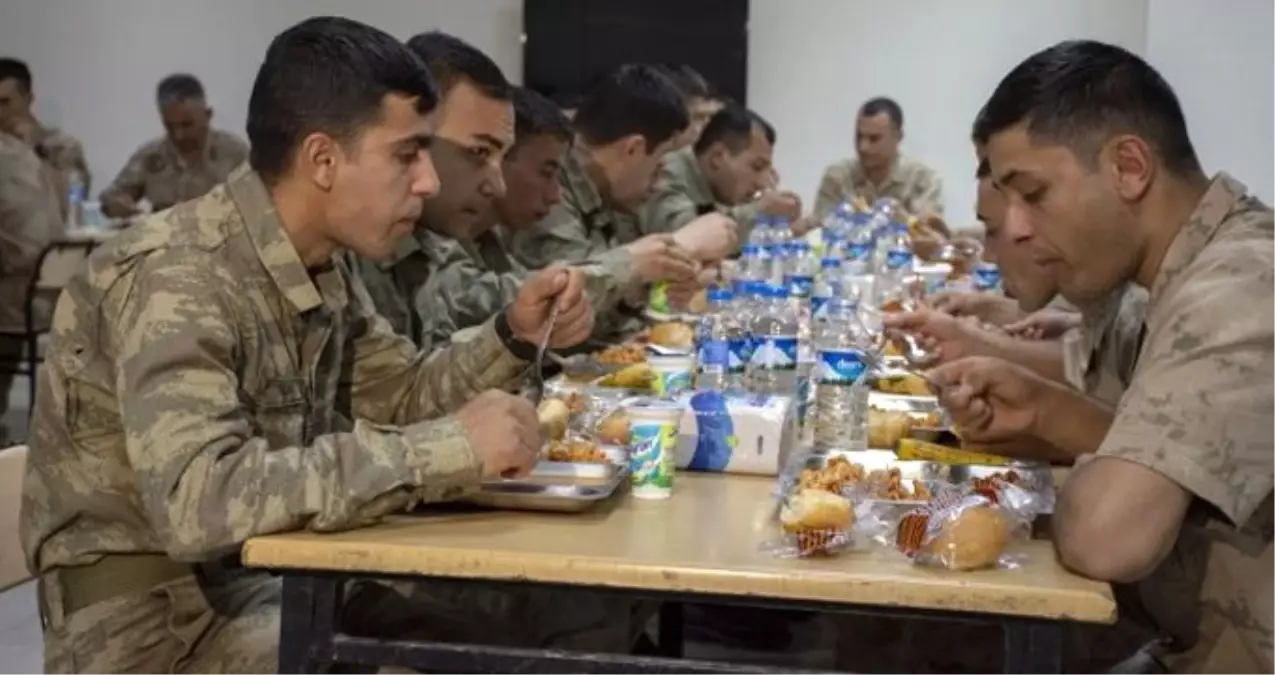 Vatan nöbetini oruçlu yerine getiren Mehmetçik üs bölgesinde oruç açıyor