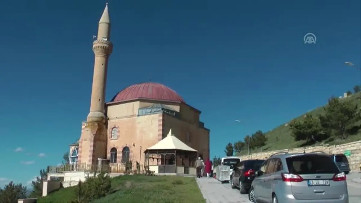 Ziyaretçilerin Abdurrahman Gazi\'deki manevi yoğunluğu