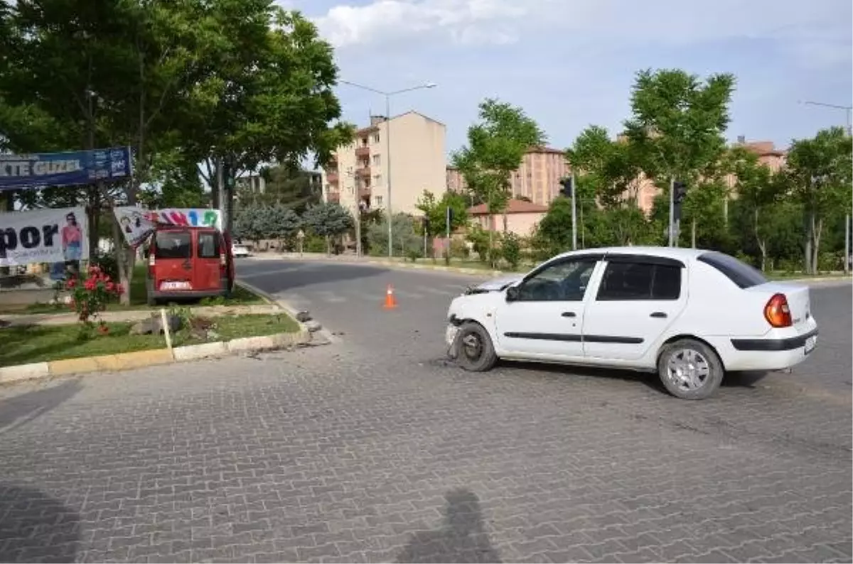 Adıyaman\'da hafif ticari araç ile otomobil çarpıştı: 4 yaralı