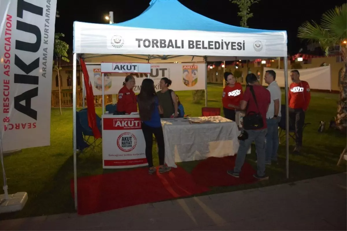 AKUT gönüllüleri, Torbalı\'da stant açtı