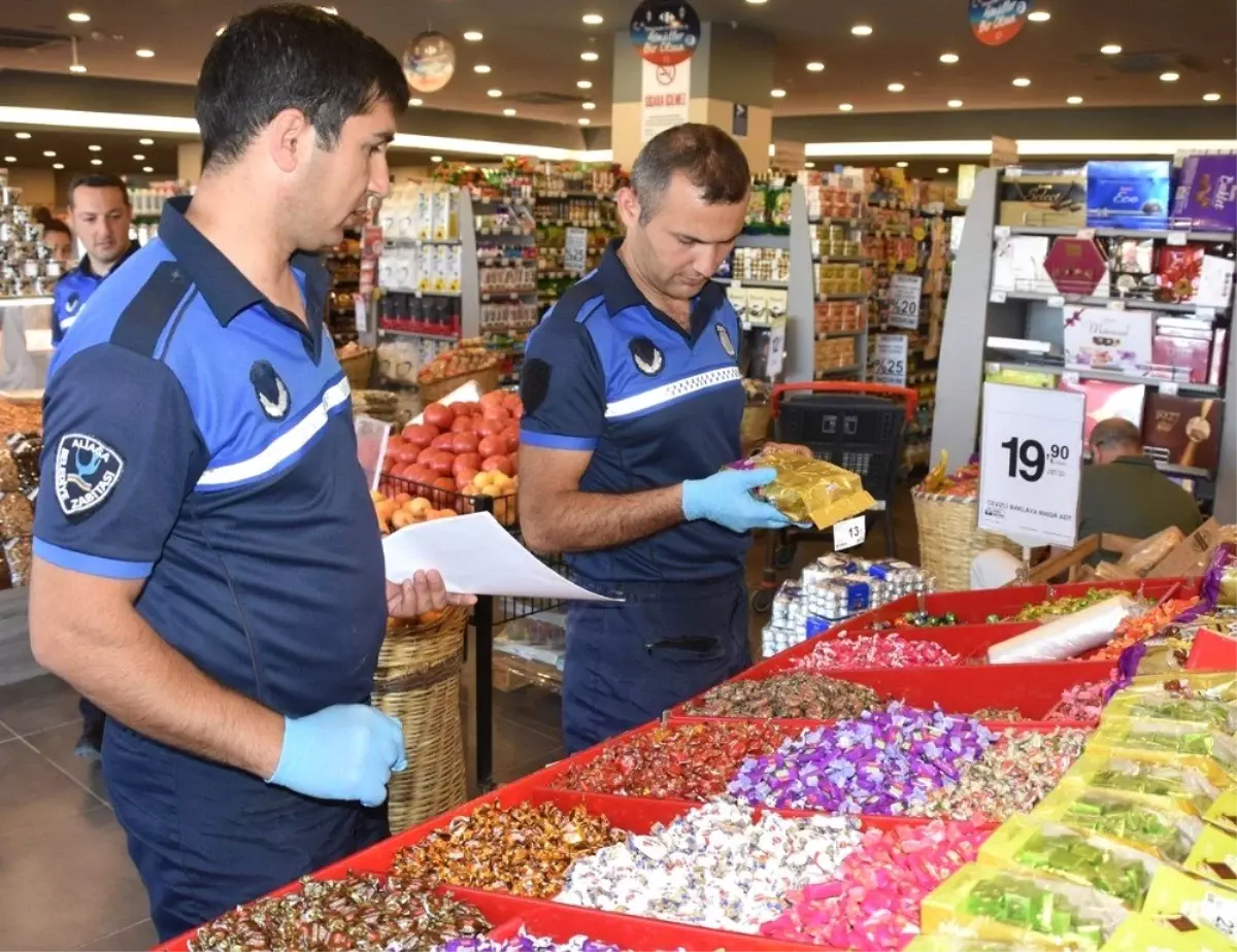 Aliağa Belediye Zabıtası\'ndan bayram öncesi marketlere denetim