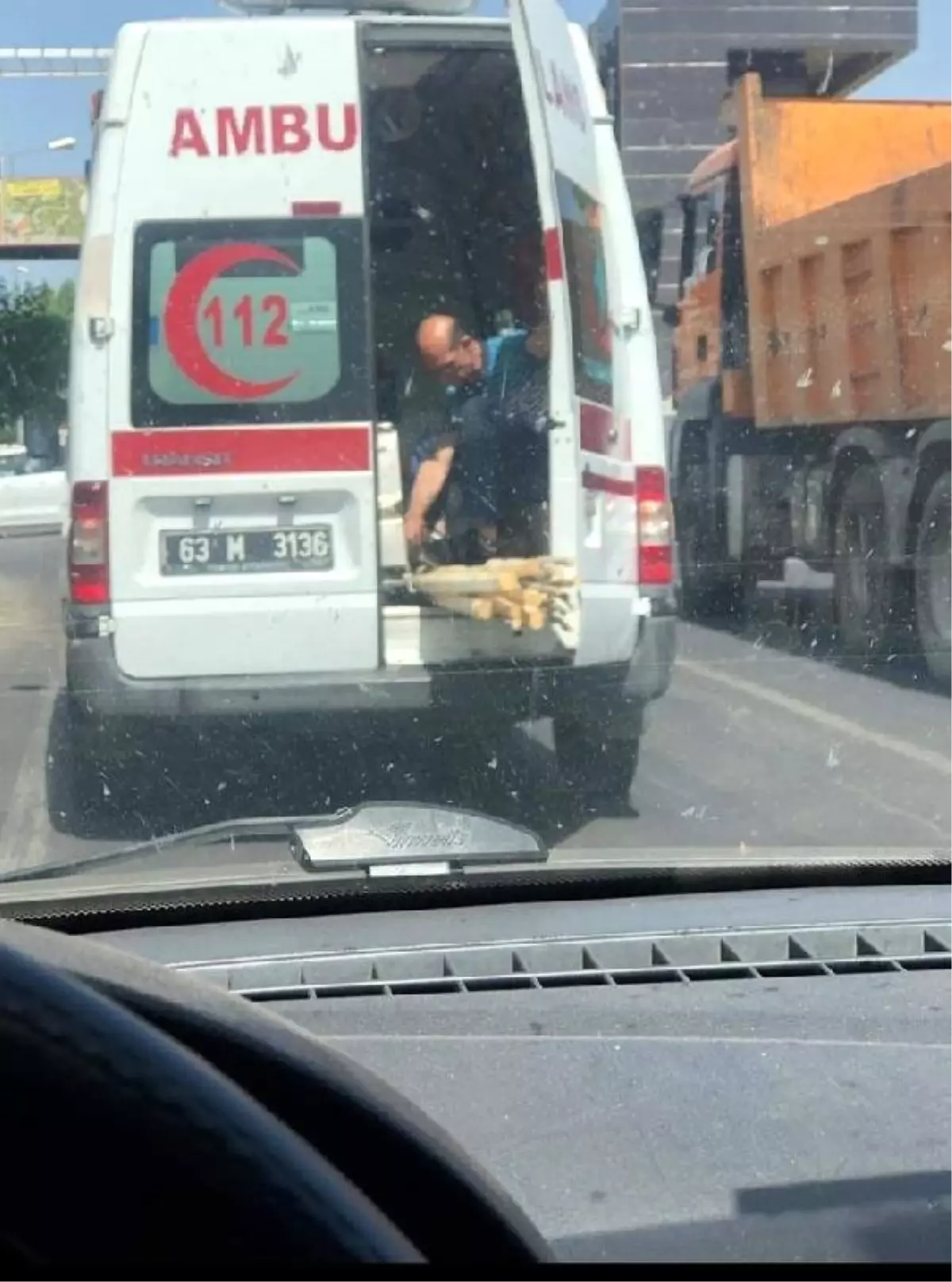 Ambulansta kereste taşınmasına sosyal medyada tepki