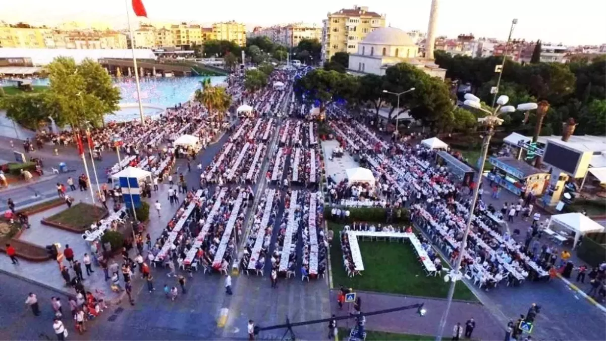 Aydın\'da Fetih Şöleni\'nde 10 bin kişiye iftar yemeği verildi