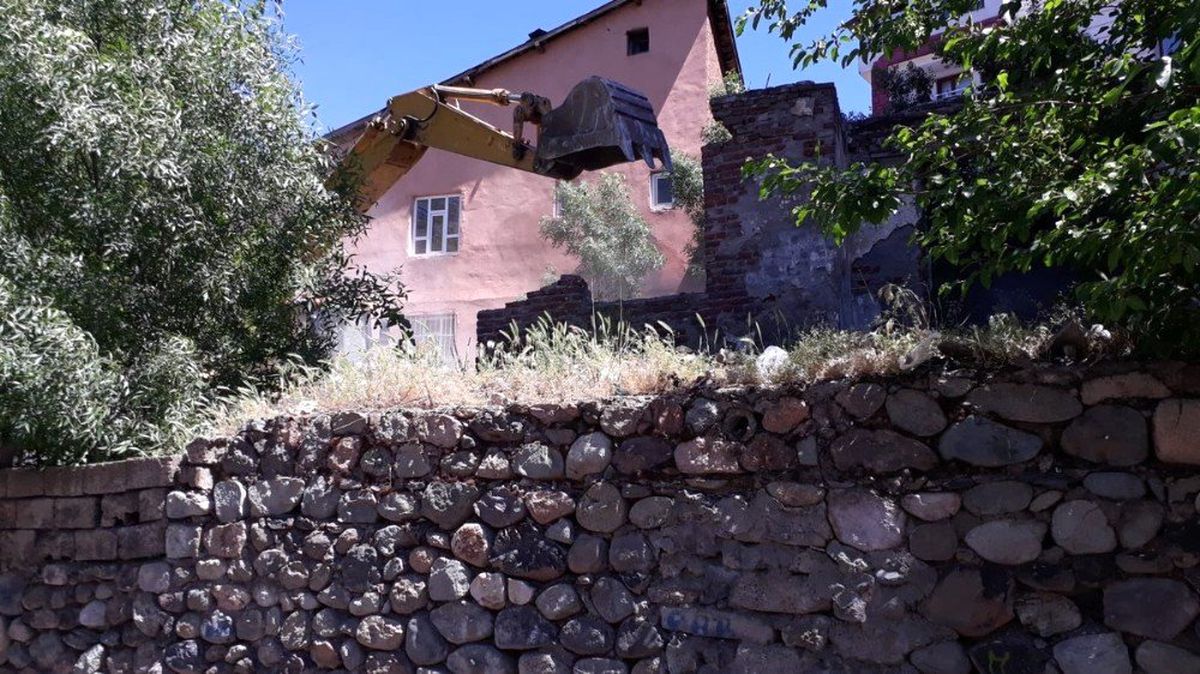 Bingöl\'de metruk bina yıkıldı