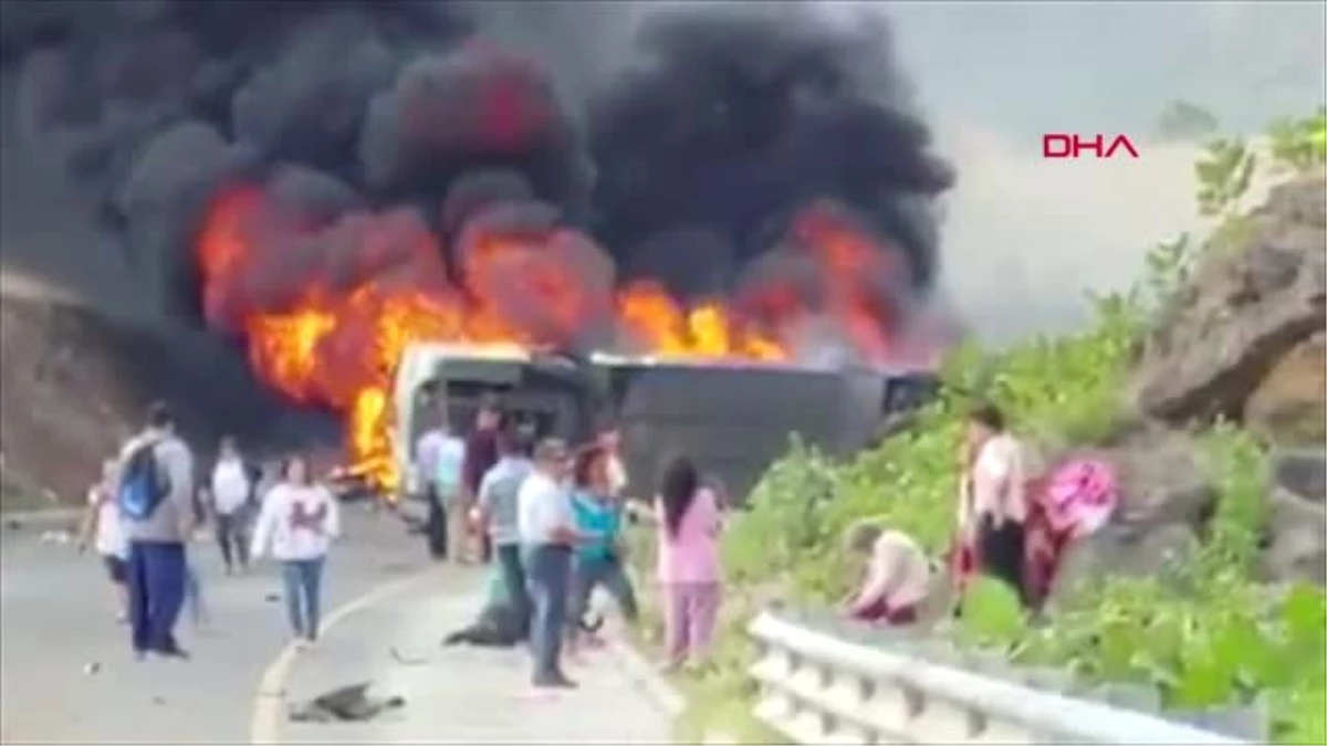 DHA DIŞ - Meksika\'da yolcu otobüsü ile TIR çarpıştı 21 ölü, 30 yaralı