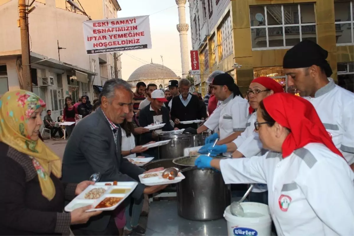 Eski sanayi esnafından 2 bin 500 kişilik iftar yemeği