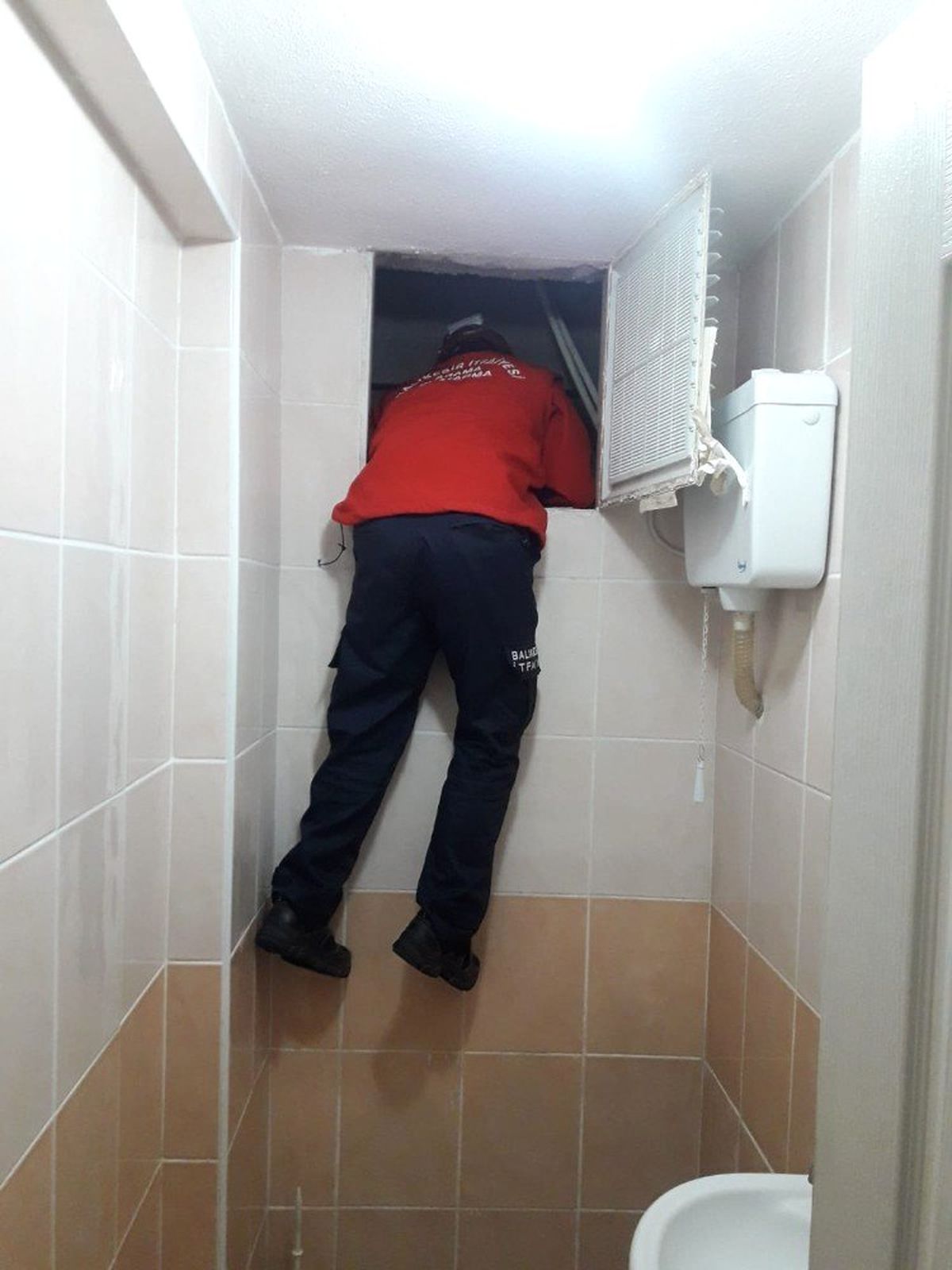 Havalandırma boşluğuna düşen kargayı itfaiye kurtardı