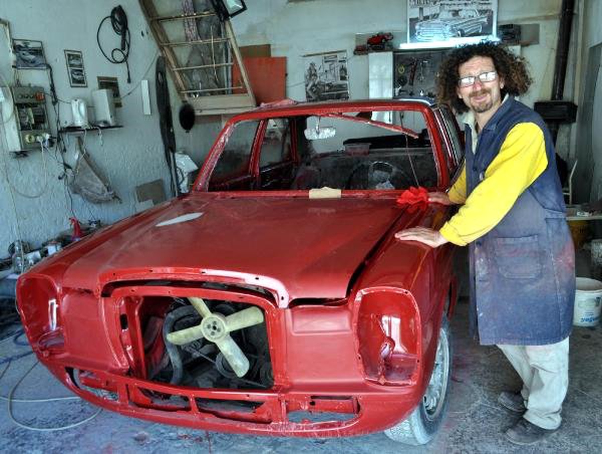 Hurda klasik otomobilleri onarıp, satıyor