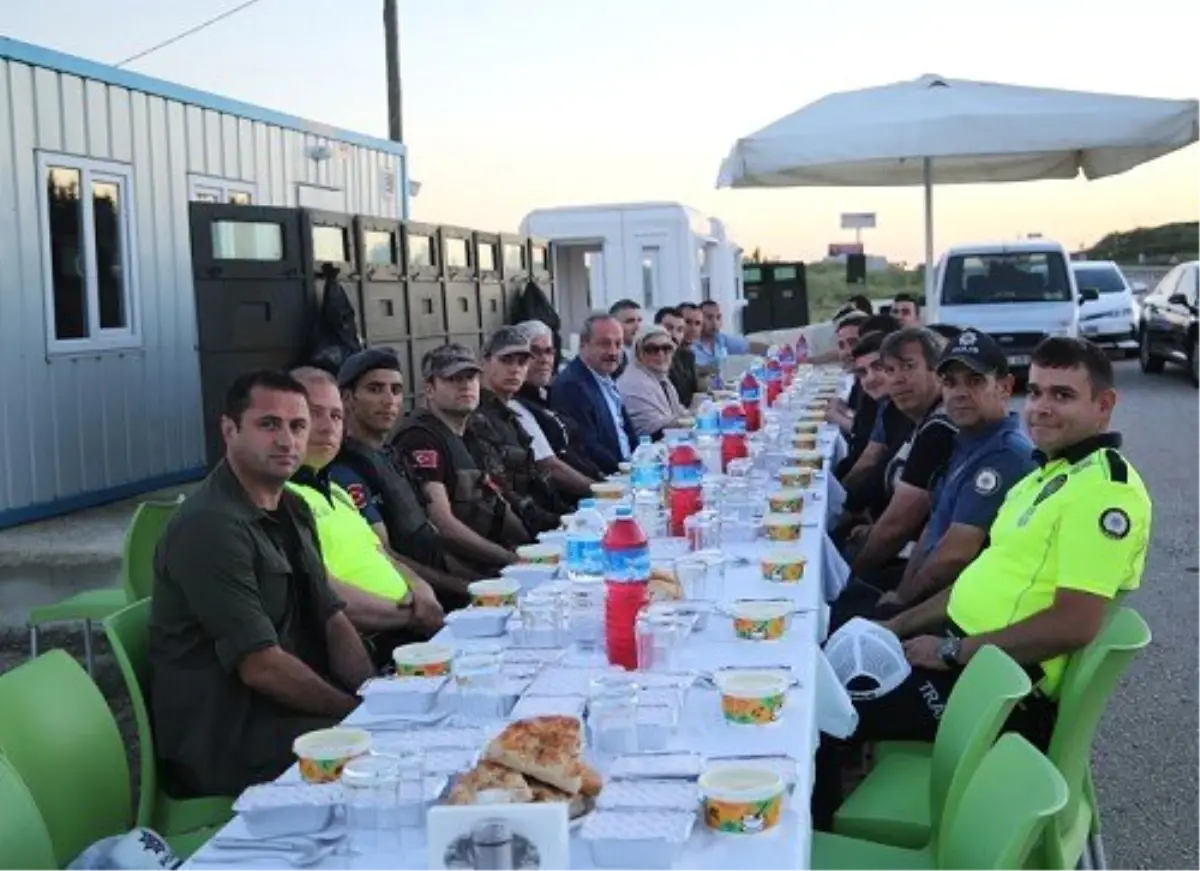 İl Emniyet Müdürü Aydın uygulama noktasında polislerle iftar yaptı