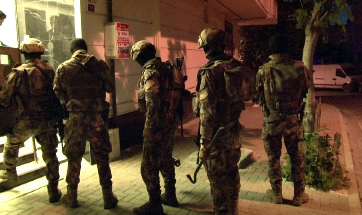 İstanbul\'da narkotik operasyonunda gözaltına alınan 80 kişi adliyeye sevk edildi