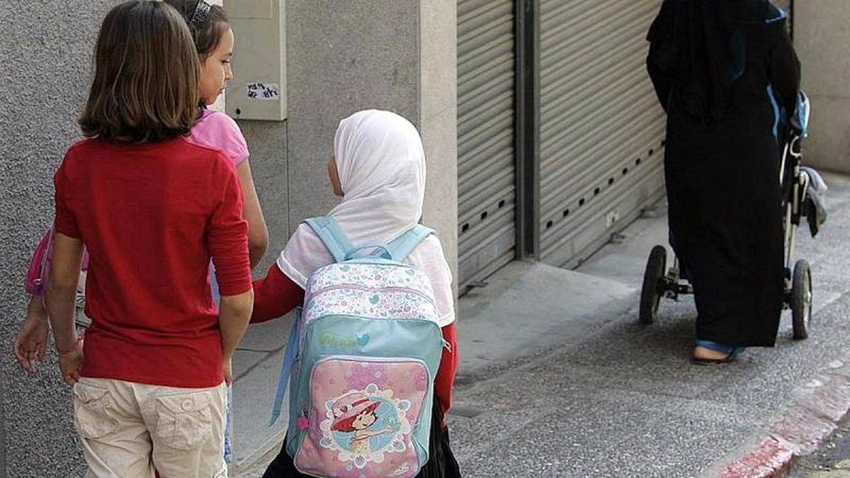 İsveç\'te bir belediye 13 yaş altı öğrencilere başörtüsünü yasakladı