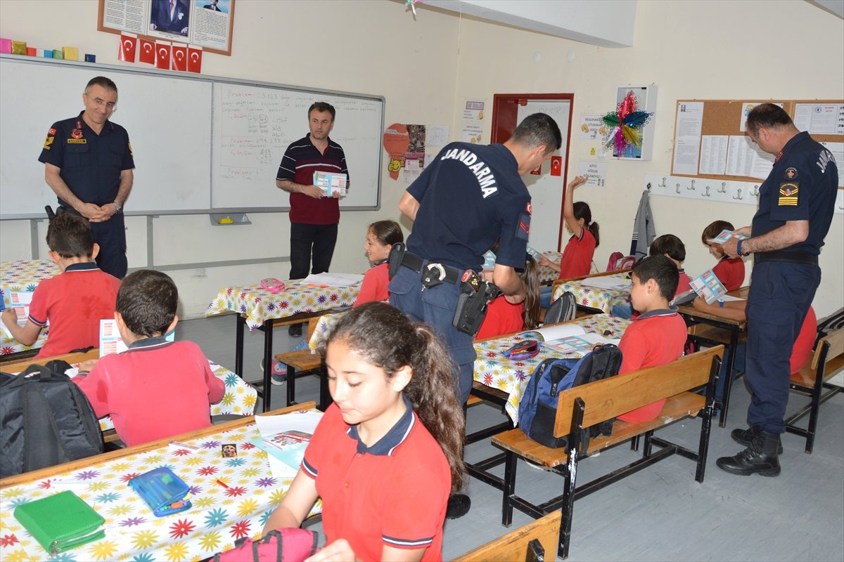 Jandarma öğrencilere "sürücü seyahat karnesi" dağıttı