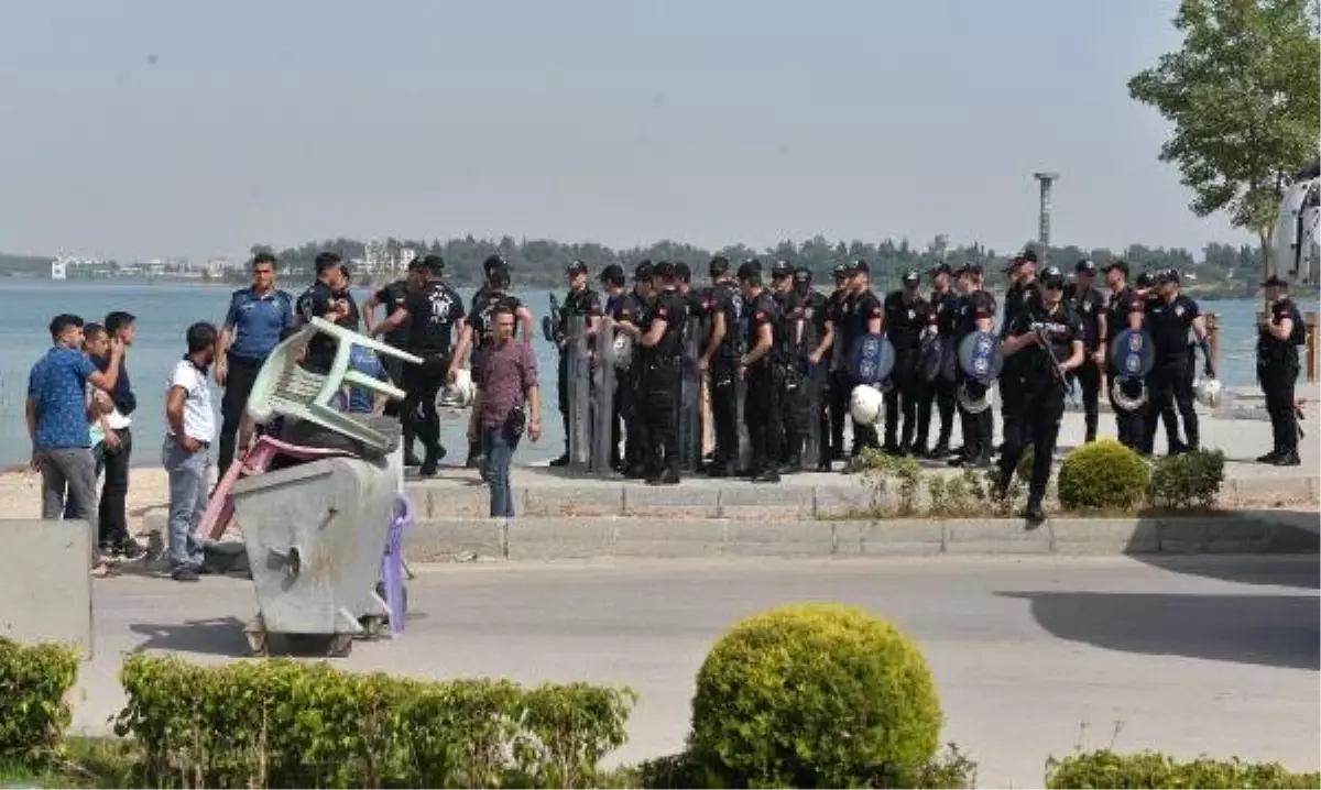 Kaçak tezgahları kaldırmak istemeyen satıcılar, benzinle kendilerini yakmaya çalıştı