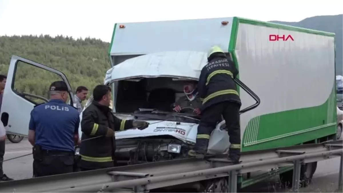 KARABÜK Kamyonet önündeki kamyona çarptı: 4 yaralı